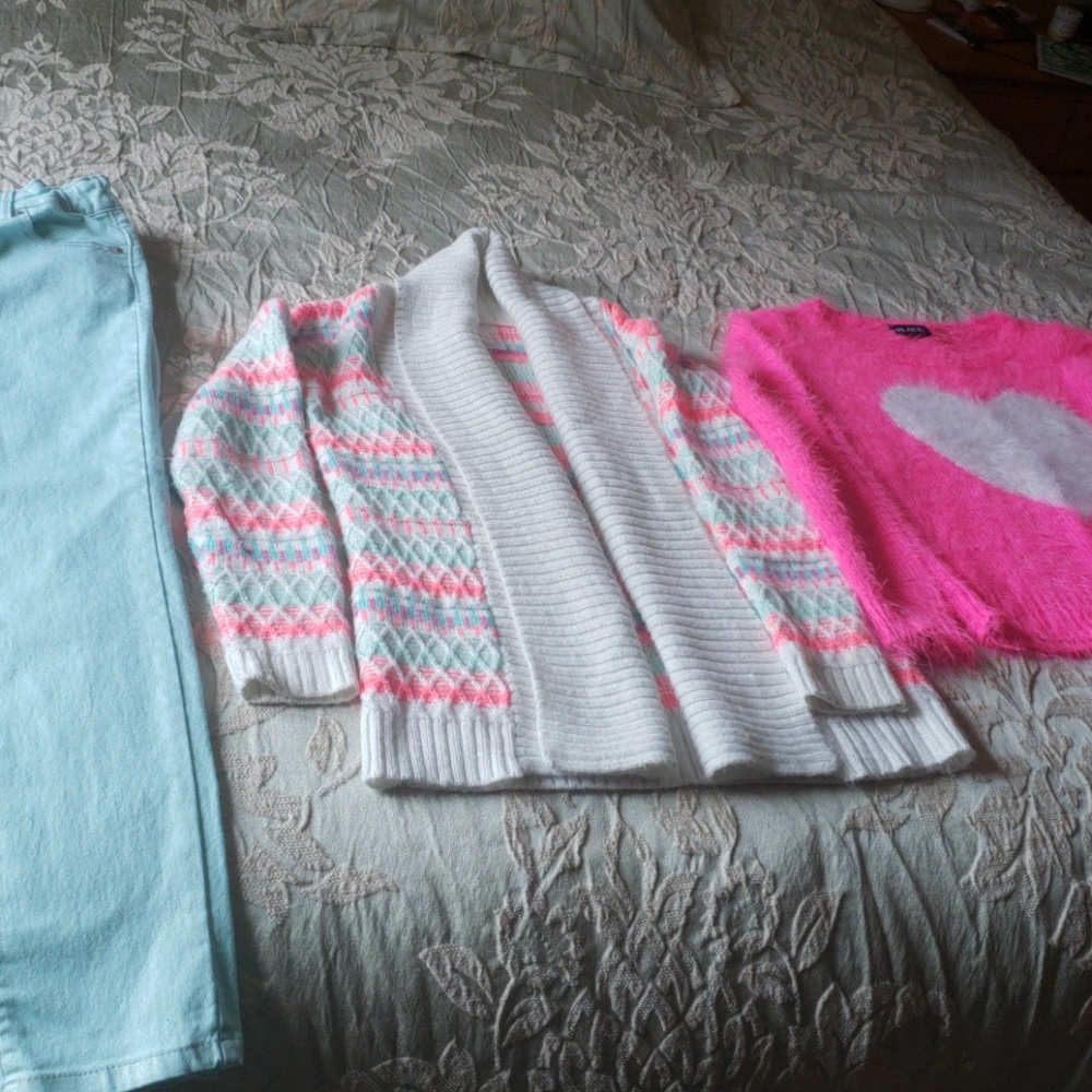 Girls cardigan,sweater,skinny jeans+2 freebies!